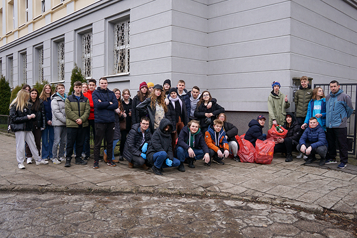 Uczniowie klasy 1c przedstawiają efekt sprzątania okolicy szkoły.