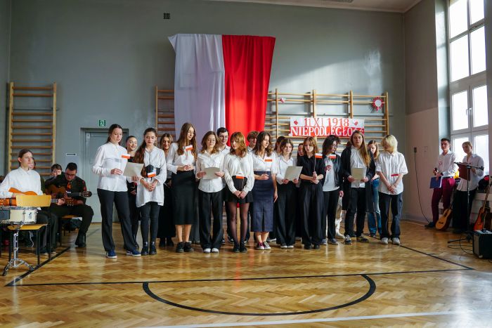 Uczniowie klasy 3a podczas swojego występu z okazji Święta Niepodległości.