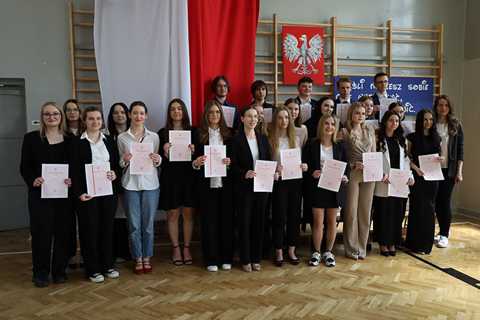 Uczniowie klas maturalnych podczas zakończenia roku szkolnego