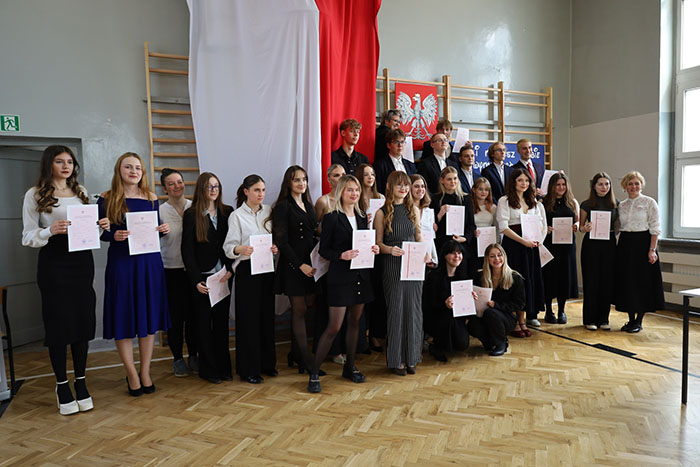 asy 4d podczas zakończenia roku szkolnego