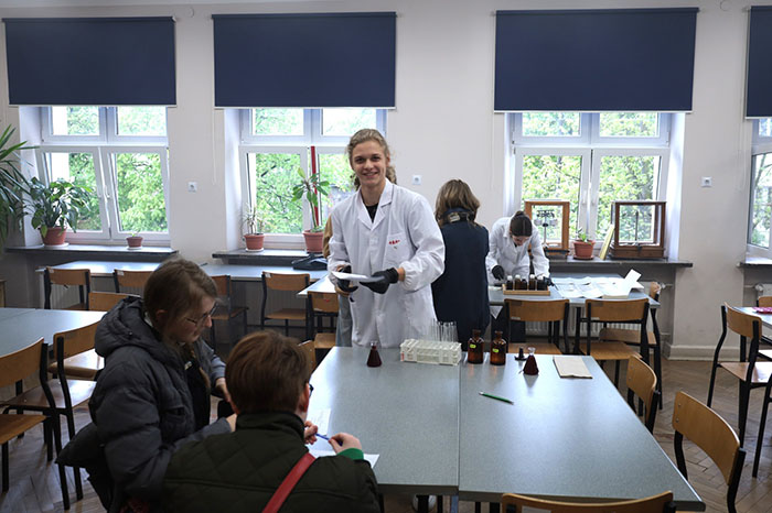 Uczeń klasy 1b podczas prezentacji w czasie drzwi otwartych.