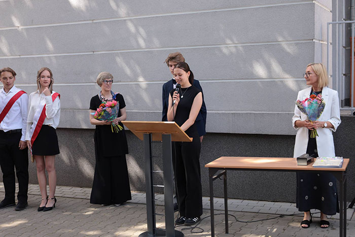 Natalia oraz Antek podczas przemówienia na zakończeniu roku szkolnego.