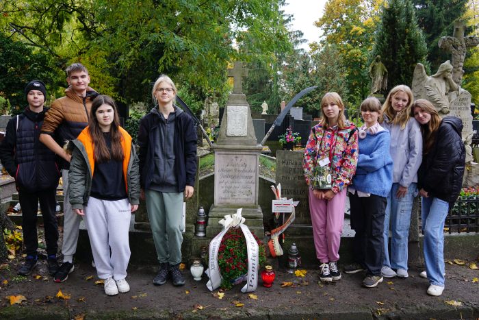Uczniowie klasy 1a oraz 2a przy grobie rodziny Piotrowiczów.