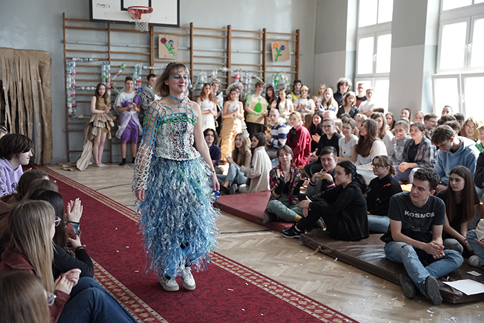 Uczennica klasy 3b prezentująca ekologiczną stylizację podczas Ekologicznego Pokazu Mody