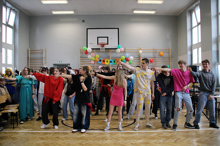 Uczniowie Trzynastki podczas zabawy ostatkowej.