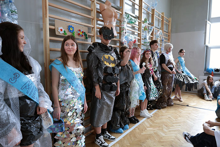 Uczestnicy ekologicznego pokazu mody, prezentują stroje wykonane przez swoją klasę.